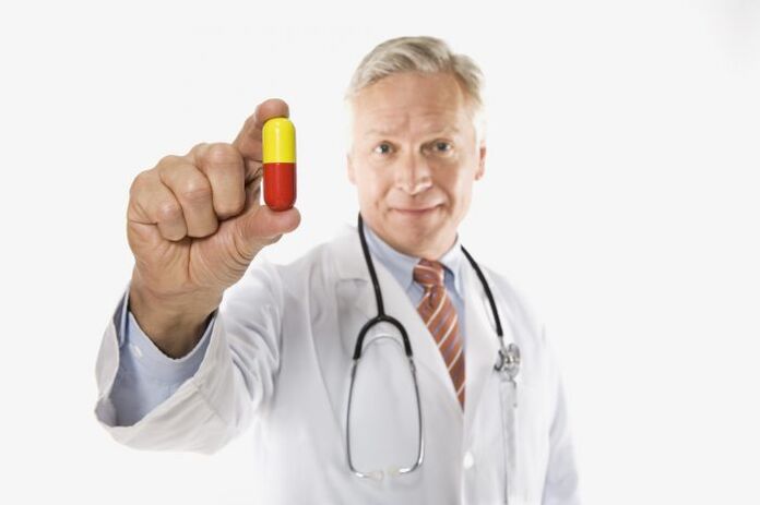Il medico offre farmaci per la prostatite